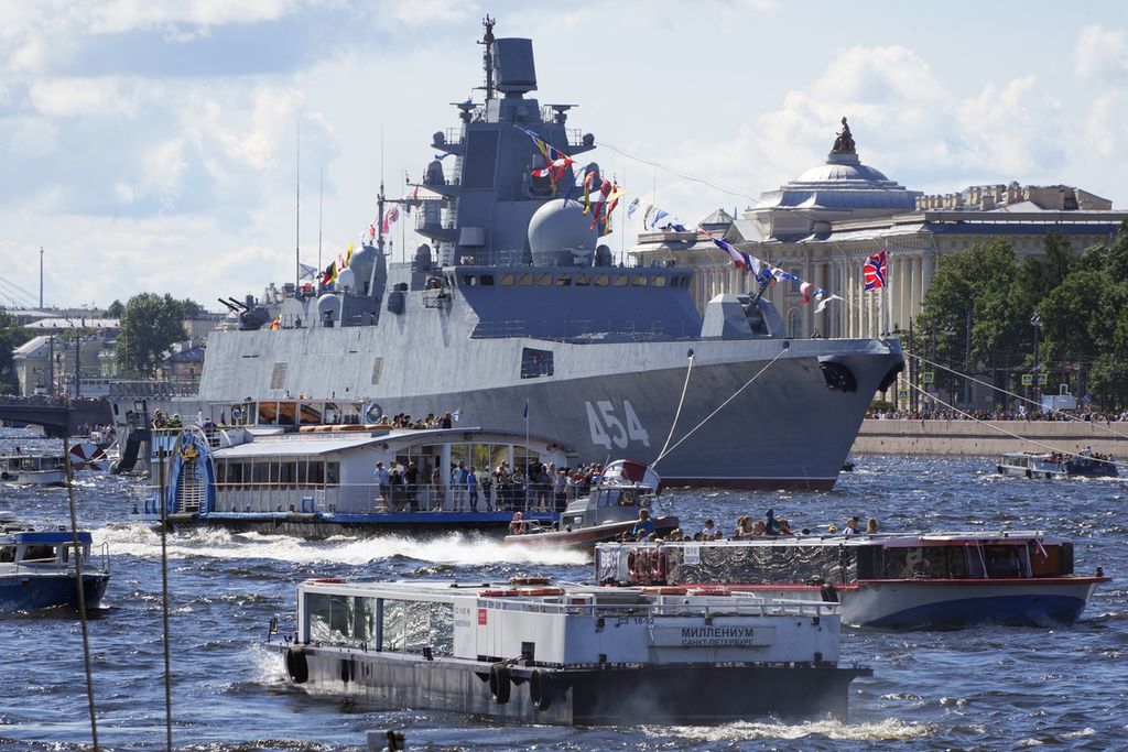 Fregat  Admiral Gorshkov, dalam perayaan Hari Angkatan Laut Rusia  di St Petersburg, Rusia, Juli 2022. Pada Rabu (4/1/2023), kapal perang itu memulai pelayaran ke Indo-Pasifik. Berbeda dengan misi 2019, kali ini Admiral Gorshkov mengangkut rudal hipersonik ke Indo-Pasifik.