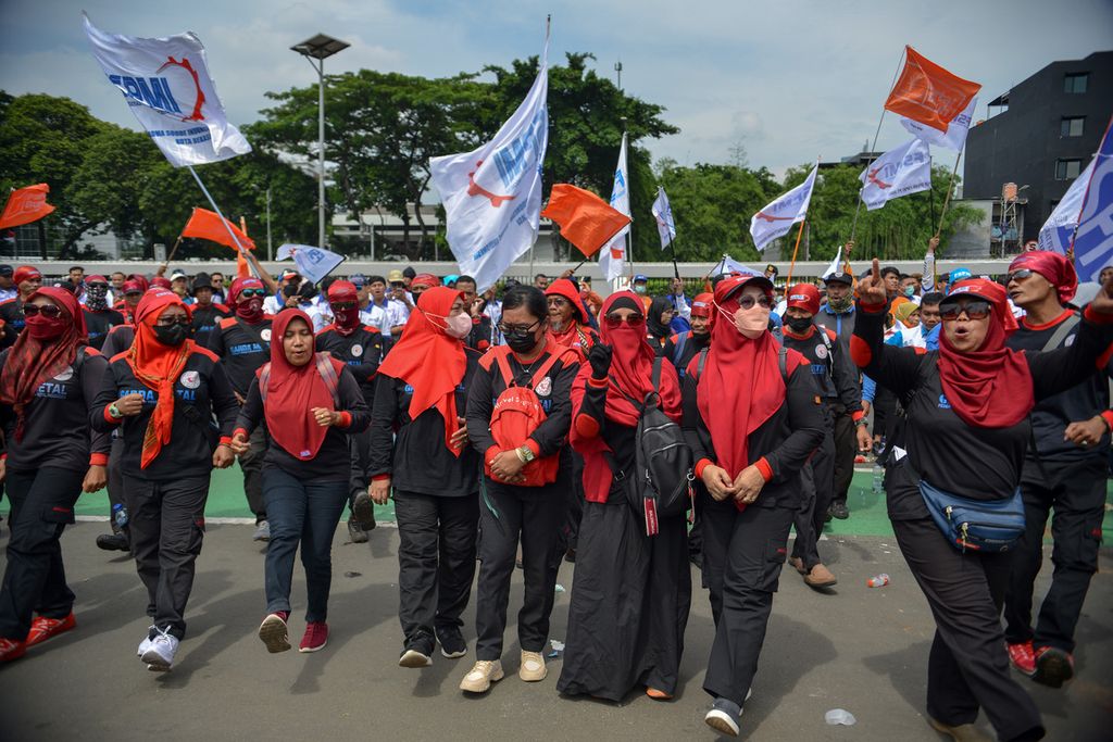 Para peserta aksi bernyanyi bersama saat melakukan unjuk rasa di depan Gedung DPR, Jakarta, Senin (6/2/2023). 