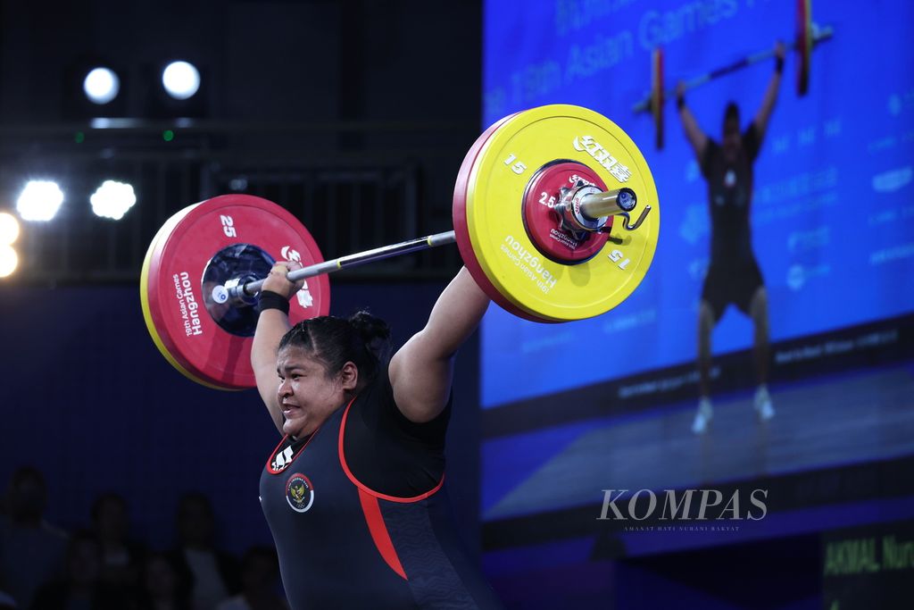 Lifter Indonesia, Nurul Akmal, tampil dalam final angkat besi kelas +87 kg putri Asian Games Hangzhou 2022 di Xiaoshan Sports Centre Gymnasium, Hangzhou, Provinsi Zhejiang, China, Sabtu (7/10/2023). 
