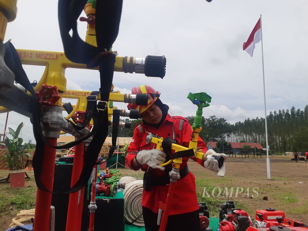 Seorang petugas regu pemadam kebakaran menunjukkan alat pemadam api yang diberi nama Sambunesia di konsesi APP Sinar Mas di Kabupaten Ogan Komering Ilir Sumatera Selatan, Senin (6/2/2023). Alat ini dinilai cocok untuk memadamkan api di lahan gambut.