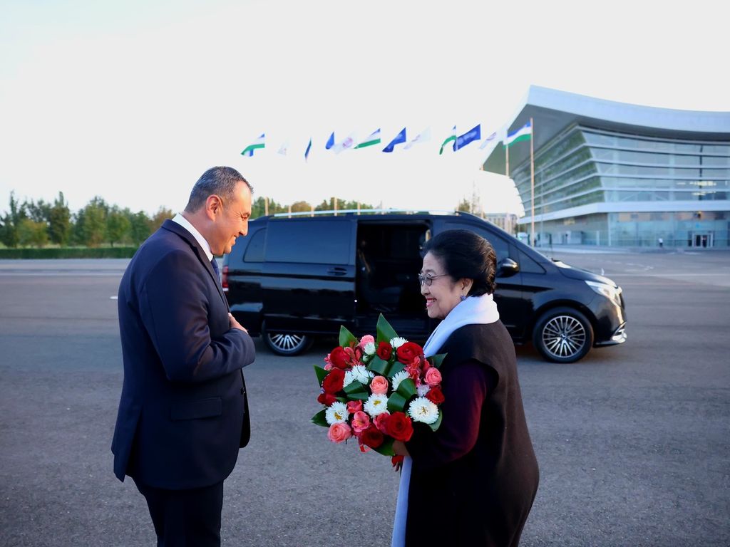 Presiden ke-5 RI Megawati Soekarnoputri menerima karangan bunga dari Wakil Gubernur Samarkand Rustam Kobilov saat tiba di Samarkand, Uzbekistan, Kamis (19/9/2024).