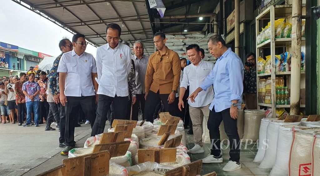 Presiden Joko Widodo meninjau Pasar Induk Beras Cipinang, Jakarta Timur, Kamis (15/2/2024).  