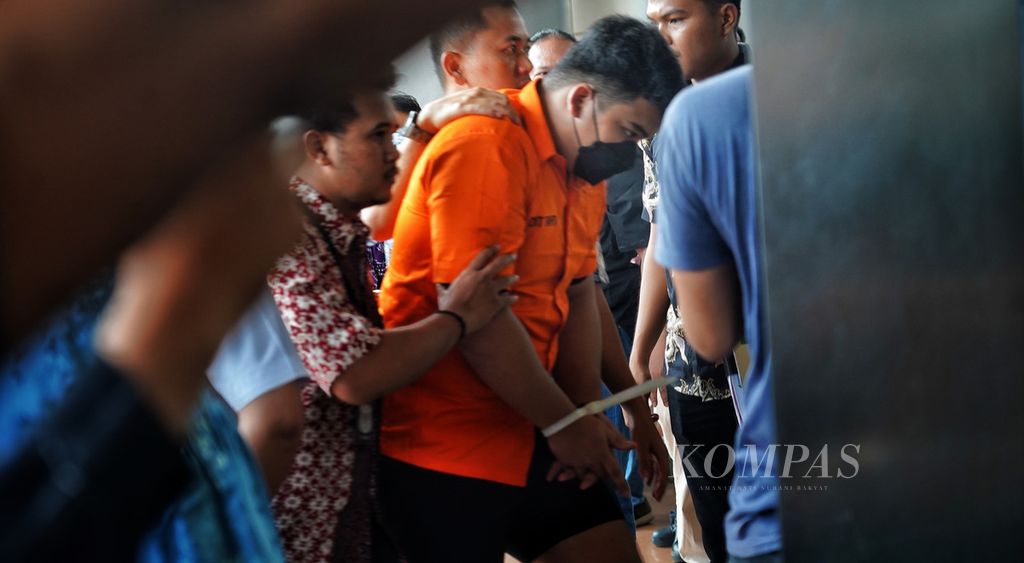 Tersangka Shane Lukas Rotua Pangodian Lumbantoruan tiba di Kejaksaan Negeri Jakarta Selatan, Jakarta, Jumat (26/5/2023). 