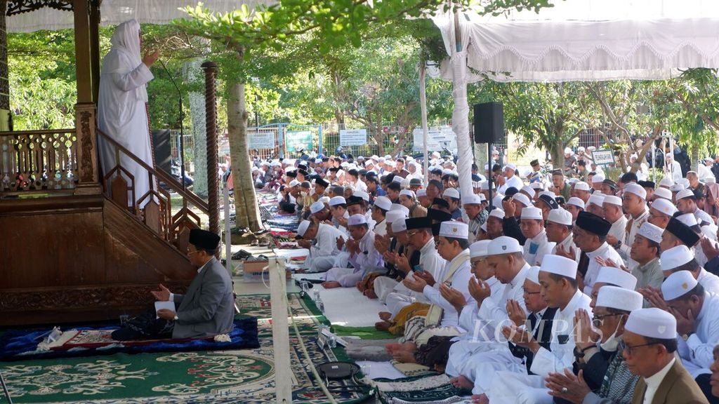 Jemaah menyimak khotbah dari Guru H Ilham Humaidi selaku khatib dalam pelaksanaan shalat Idul Fitri 1444 Hijriah di lapangan parkir sebelah barat Masjid Raya Sabilal Muhtadin, Banjarmasin, Kalimantan Selatan, Sabtu (22/4/2023). 