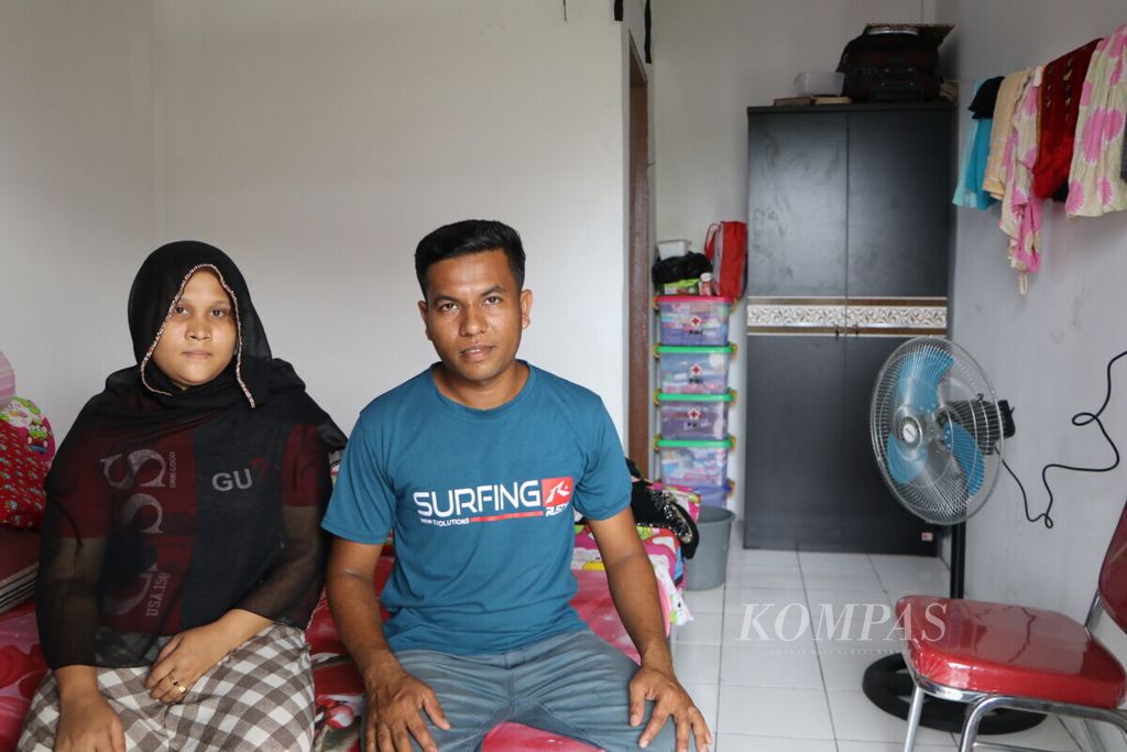 Pengungsi etnis Rohingya, Shamshull Hoque bin Nazir (25), dan istrinya menempati tempat tinggal baru di sebuah rumah kos di Medan, Sumatera Utara, Jumat (26/3/2021). Mereka dipindahkan dari Lhokseumawe, Aceh, agar mendapat tempat yang lebih layak.