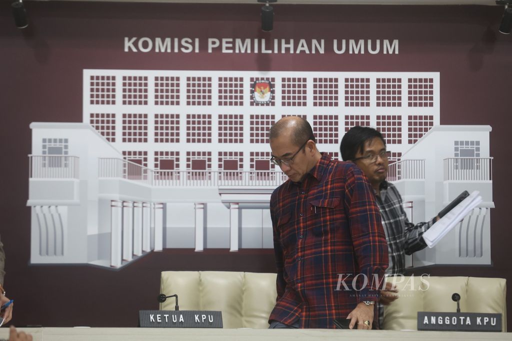 Ketua Komisi Pemilihan Umum (KPU) Hasyim Asy'ari (kiri) didampingi anggota KPU Idham Holik bersiap melakukan konferensi pers terkait <i>update </i>penyelenggaraan Pemilu 2024 di Gedung KPU, Jakarta, Jumat (23/2/2024). 
