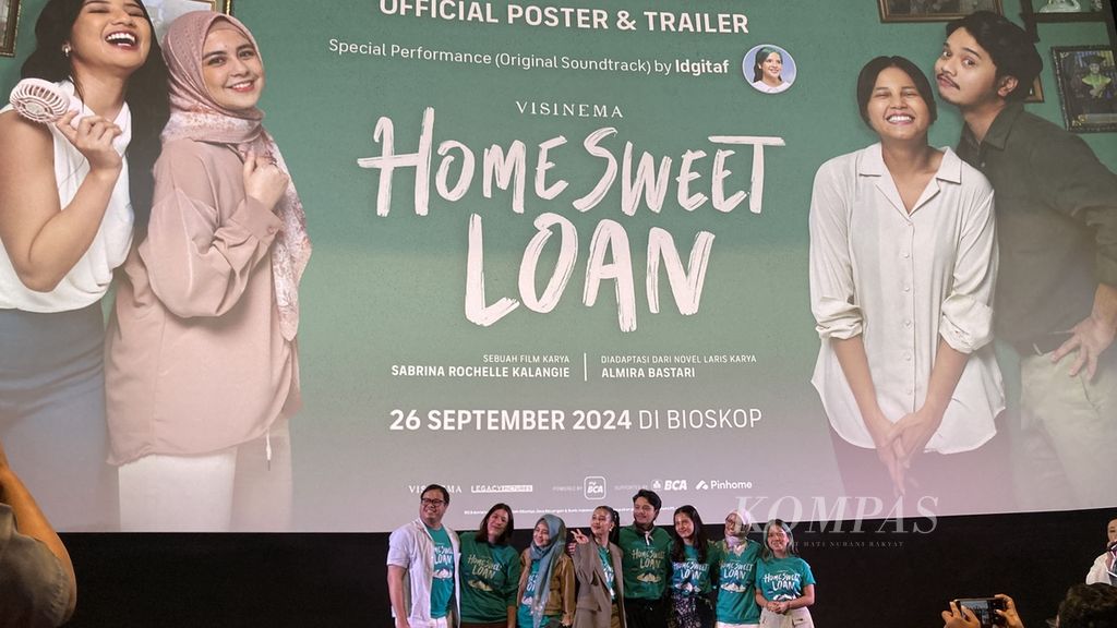 Suasana peluncuran &quot;trailer&quot; dan poster film <i>Home Sweet Loan</i> di Jakarta pada Rabu (4/9/2024). Film ini digarap oleh sutradara Sabrina Rochelle Kalangie dan produser Cristian Imanuell. Film tentang &quot;<i>sandwich generation</i>&quot; ini akan tayang perdana di bioskop Indonesia pada 26 September 2024.