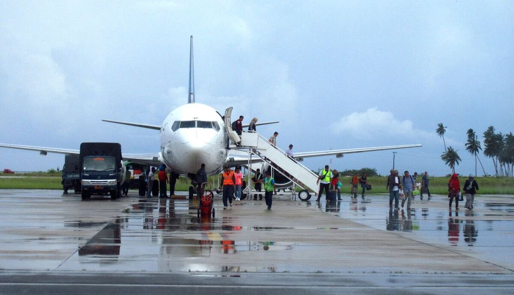 Penumpang turun dari pesawat penumpang Boeing 737-300 milik maskapai Sriwijaya Air di Bandara Ranai, Natuna, Kepulauan Riau, 7 November 2017. Setelah ada kesepakatan antara Indonesia dan Singapura, wilayah udara Kepulauan Riau serta Natuna yang sebelumnya masuk FIR Singapura akan menjadi bagian dari FIR Jakarta.