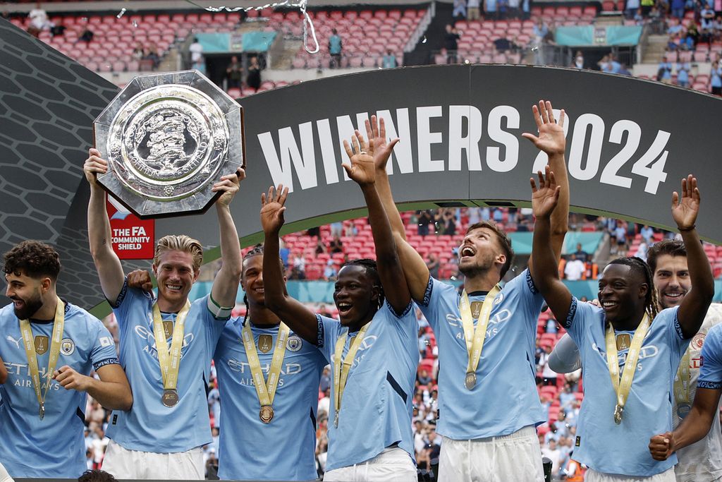 Gelandang Manchester City, Kevin de Bruyne, mengangkat trofi Community Shield seusai mengalahkan Manchester United lewat adu penalti di Stadion Wembley, London, Sabtu (10/8/2024).