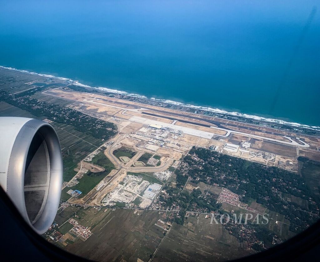 Bandara Internasional Yogyakarta yang berlokasi di Kulon Progo, DI Yogyakarta, Senin (13/5/2019), dilihat dari penerbangan komersial AirAsia. 
