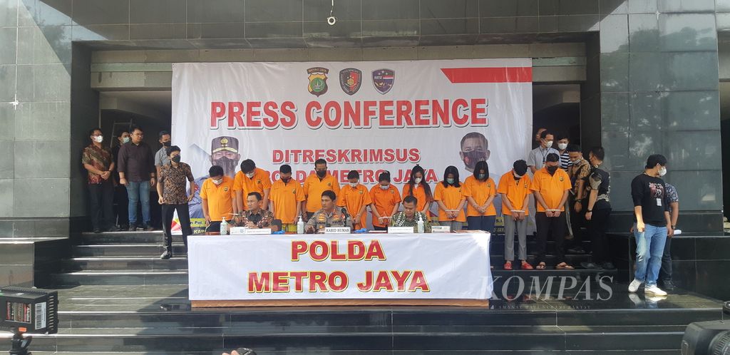 Polda Metro Jaya mengungkap 11 tersangka karyawan perusahan peminjaman daring ilegal di Jakarta, Jumat (27/5/2022).