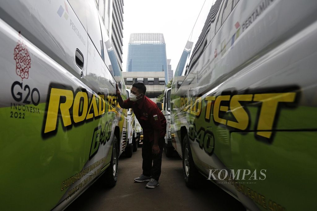Petugas mempersiapkan kendaraan sebelum melakukan uji jalan kendaraan berbahan bakar B40 di Jakarta, Rabu (27/7/2022). 
