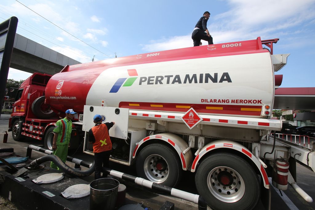 Mobil tangki yang membawa stok BBM sedang mengisi persediaan BBM ke tempat penyimpanan BBM di SPBU Coco Pertamina di Fatmawati, Jakarta, Selasa (14/1/2020).