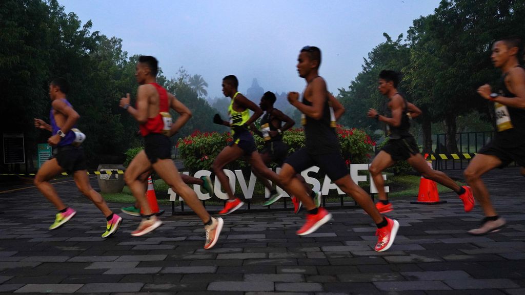 Para pelari berpacu setelah beberapa saat dilepas dari titik start pada Borobudur Marathon 2020 di Taman Wisata Candi Borobudur, Kabupaten Magelang, Jawa Tengah, Minggu (15/11/2020). 