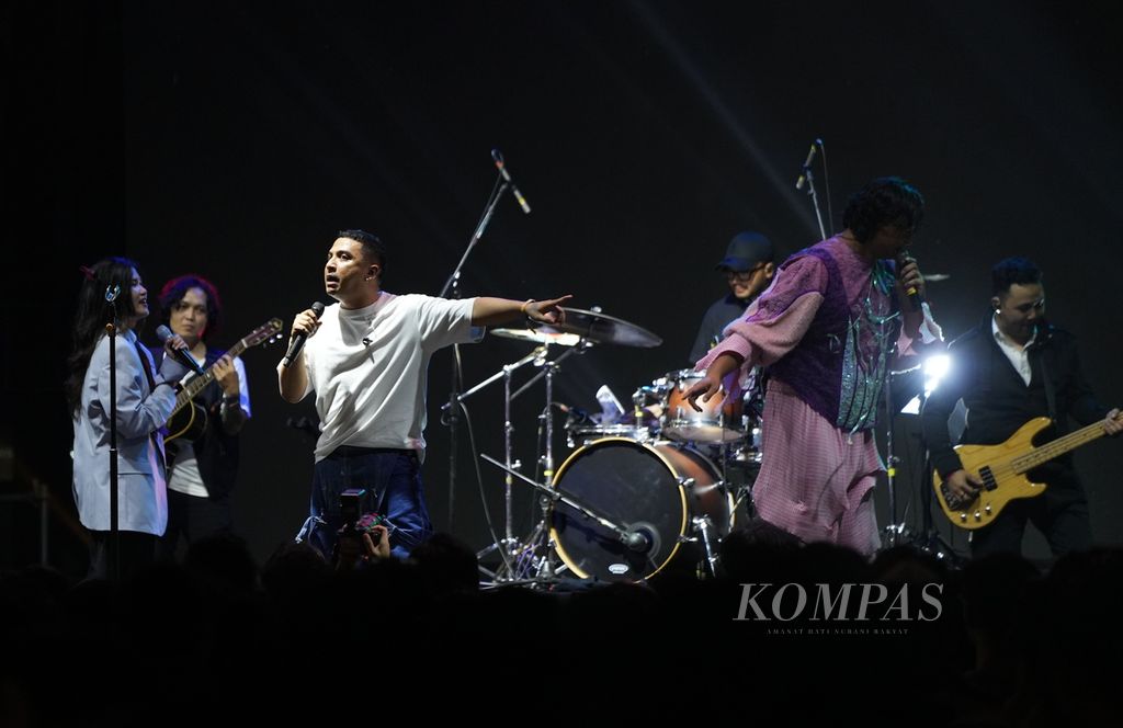 Penampilan Sal Priadi di Festival We The Fest di kompleks Gelora Bung Karno, Jakarta, Jumat (19/7/2024). We The Fest menghadirkan lebih dari 50 musisi lintas negara dari beragam genre musik. 