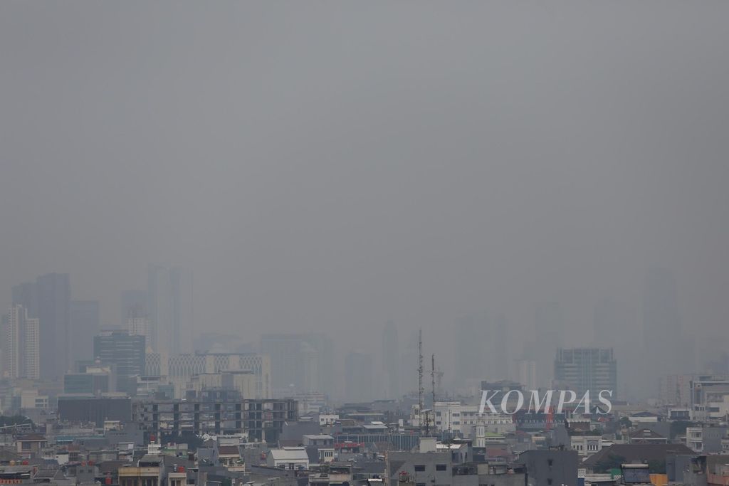 Pemandangan gedung bertingkat yang diselimuti kabut polusi udara di kawasan Jakarta, Senin (6/6/2026). Menurut data AirVisual, situs penyedia peta polusi daring harian kota-kota besar di dunia, pada senin pukul 13.00 nilai Indeks Kualitas Udara (AQI) Kota Jakarta adalah 161 atau masuk dalam kategori tidak sehat.