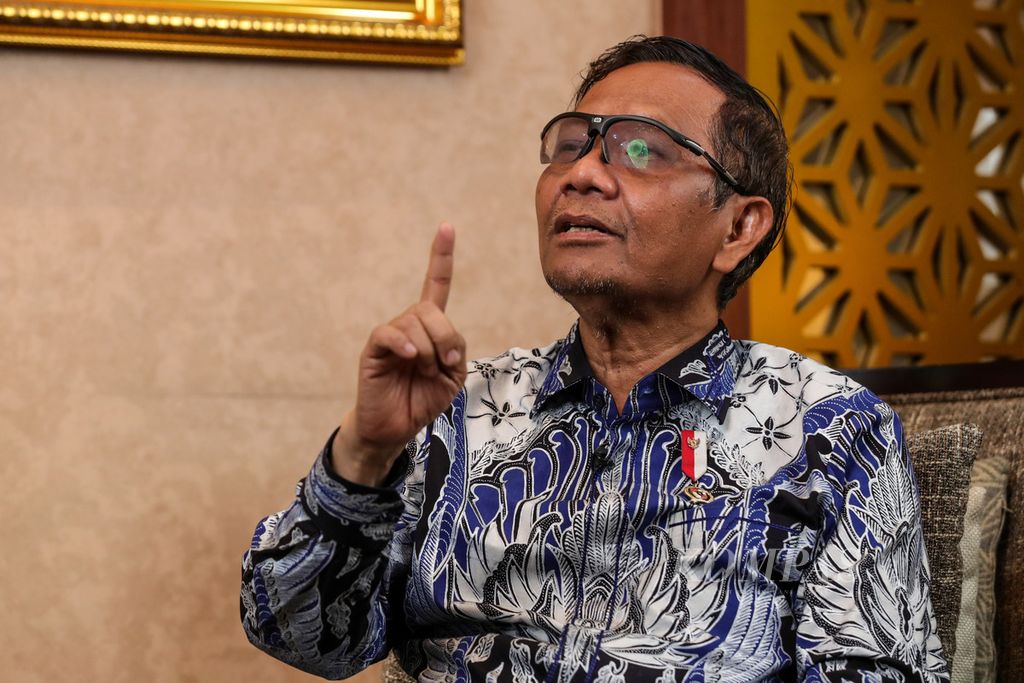 Menteri Koordinator Bidang Politik, Hukum, dan Keamanan (Menkopolhukam) Mahfud MD melakukan sesi wawancara di Gedung Kemenko Polhukam, Jakarta, Kamis (20/7/2023). 