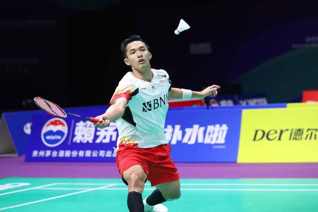 Jonatan Christie beraksi melawan Saran Jamsri (Thailand) dalam pertandingan penyisihan Grup C Piala Thomas di Chengdu Hi Tech Zone Sports Centre Gymnasium, Chengdu, China, Senin (9/42024). Jonatan menang dengan skor 21-16 13-21 21-12.