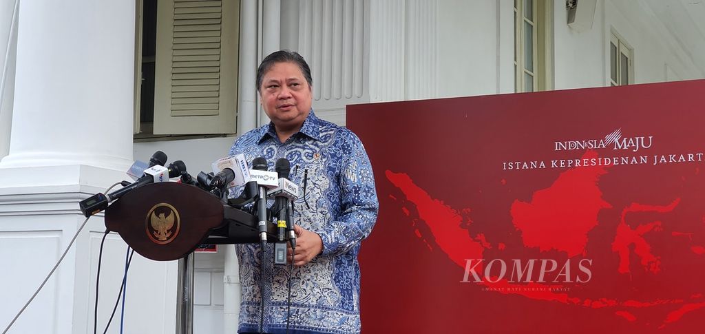 Minister of Economic Affairs Coordination, Airlangga Hartarto, gave information regarding the rejuvenation of people's oil palm in the Presidential Palace Complex, Jakarta, on Tuesday (27/2/2024).