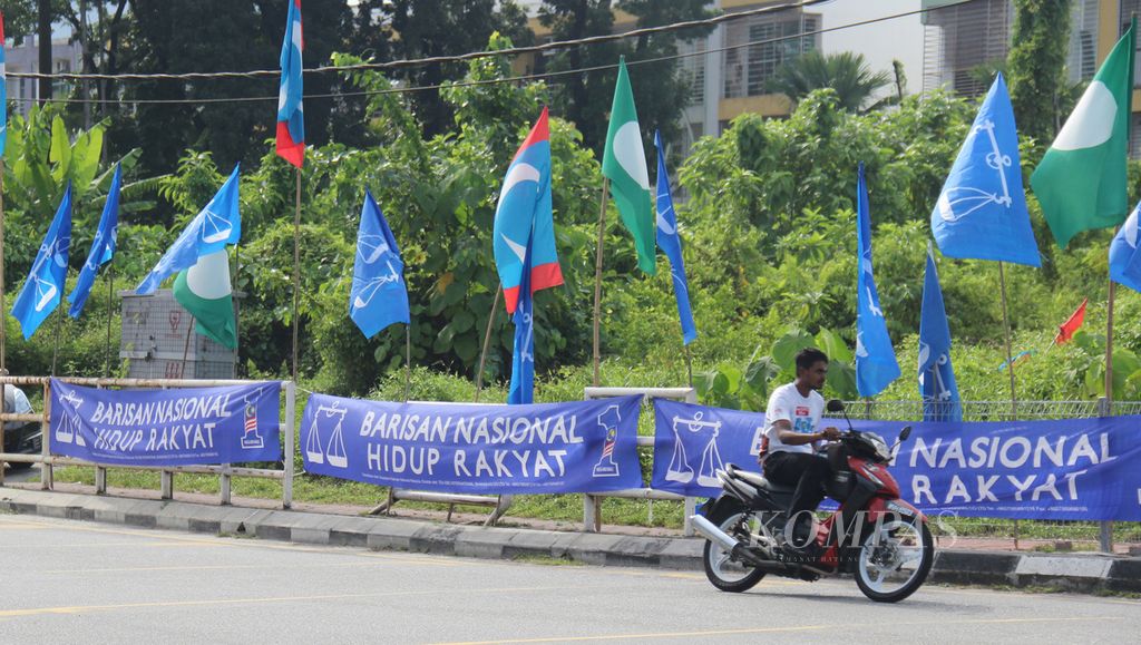 Bendera tiga kelompok koalisi utama dalam pemilu Malaysia terpasang di kawasan Rawang, daerah di Selangor utara, Jumat (27/8). KPU Malaysia menetapkan masa kampanye akan berlangsung mulai 29 April 2018 hingga 8 Mei 2018. Sementara pemungutan suara akan berlangsung pada 5 dan 9 Mei 2018.