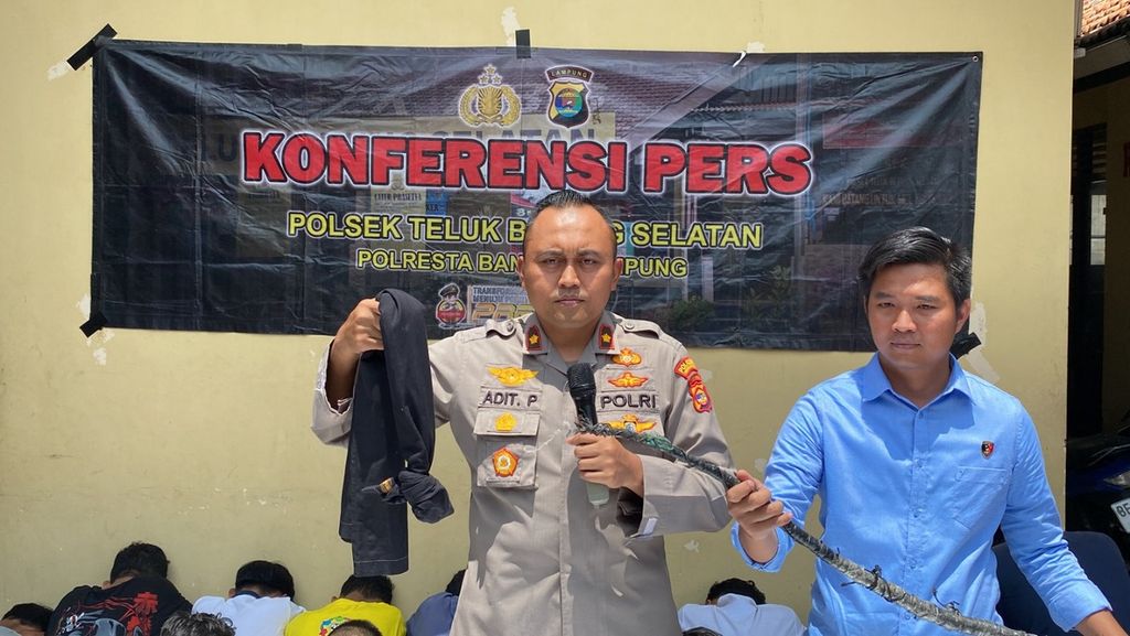 Kepala Polsek Teluk Betung Selatan Komisaris Adit Priyanto menunjukkan barang bukti berupa sarung dan batang besi yang digunakan oleh para remaja di Bandar Lampung, Lampung, Sabtu (23/3/2024). 