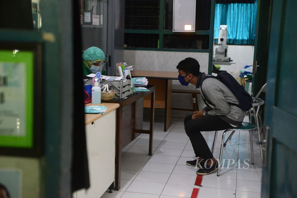 Peserta BPJS mendapatkan layanan di Poliklinik Mata di RSUD Kota Yogyakarta, Umbulharjo, Yogyakarta, Senin (24/8/2020).  