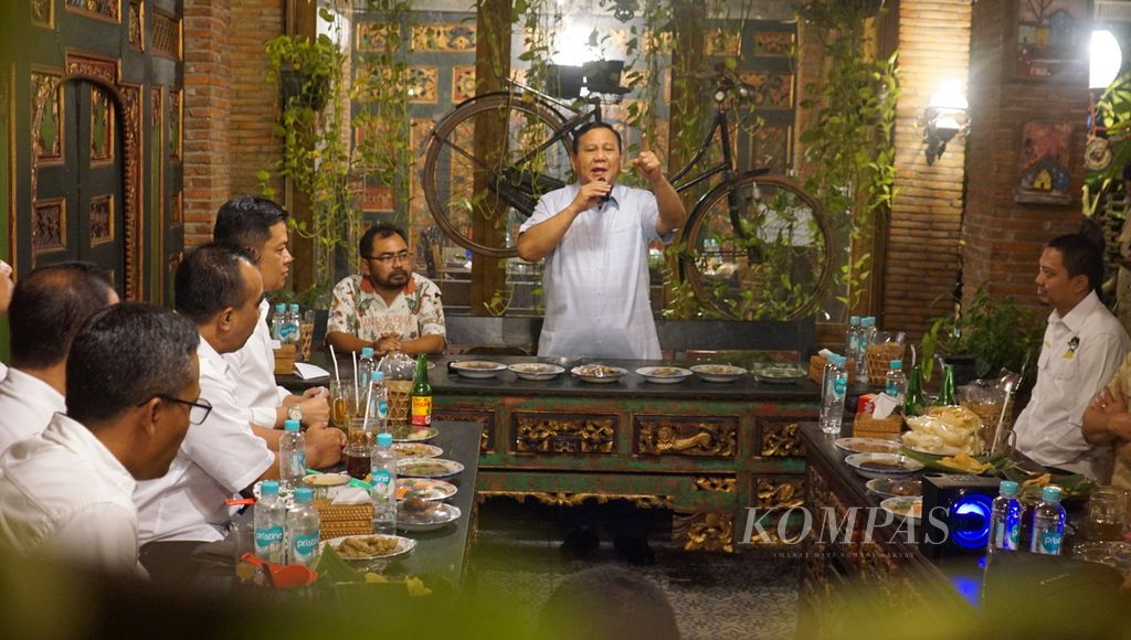 Ketua Umum Partai Gerindra Prabowo Subianto menyapa para sukarelawan pendukung Wali Kota Surakarta Gibran Rakabuming Raka dan Presiden Joko Widodo, di Angkringan Omah Semar, Kota Surakarta, Jawa Tengah, Sabtu (20/5/2023). 