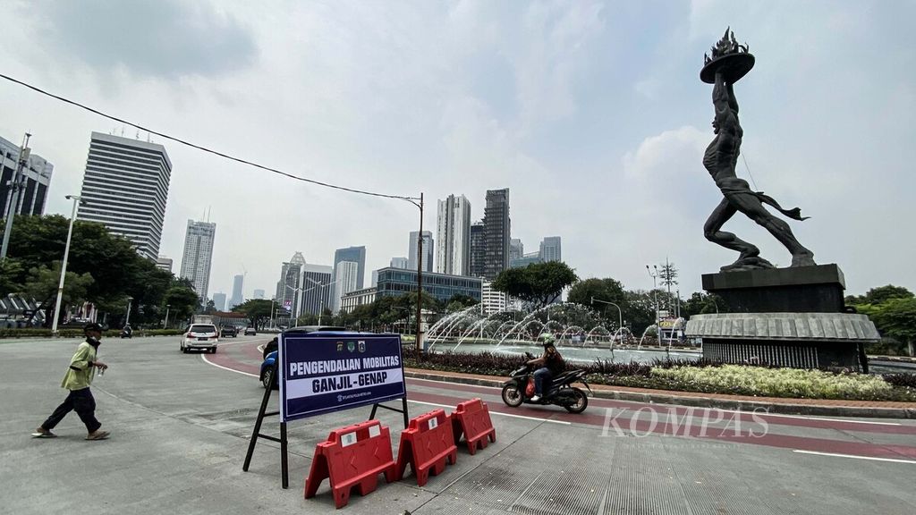 Papan penunjuk pemberlakuan ganjil genap menghiasi kawasan Bundaran Air Mancur Senayan, Jakarta, Jumat (13/8/2021). 