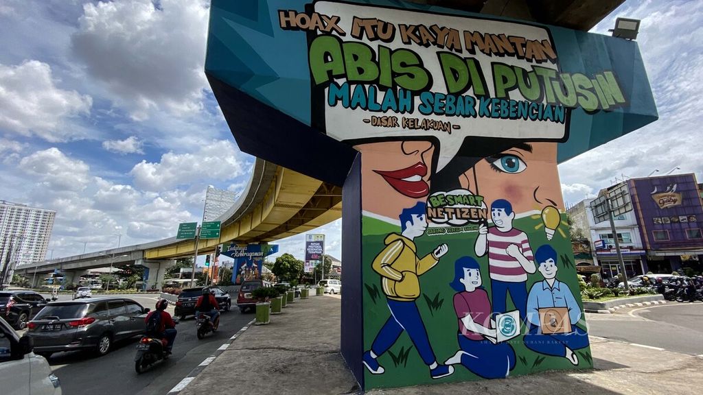 Kolong jembatan layang di kawasan Rawa Panjang, Kota Bekasi, Jawa Barat, dihiasi mural untuk melawan penyebaran informasi palsu di masyarakat atau hoaks, seperti yang ditemui pada Minggu (28/2/2021). 