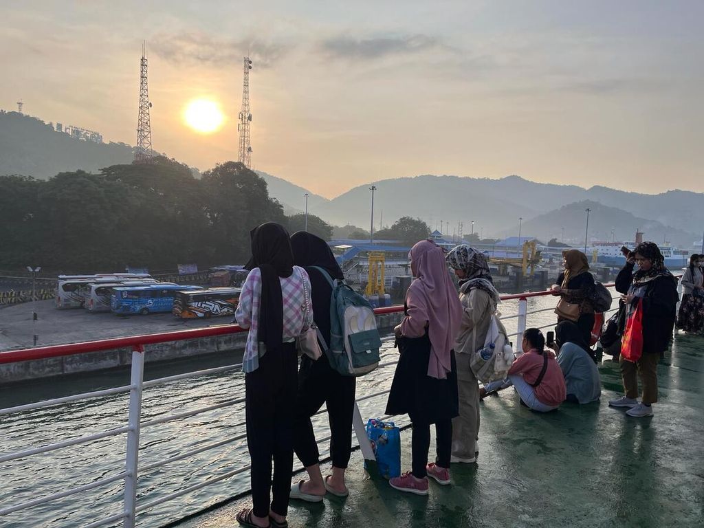 Para pemudik menyeberangi Selat Sunda melalui Pelabuhan Merak di Cilegon, Banten, Kamis (4/4/2024), menggunakan kapal feri.