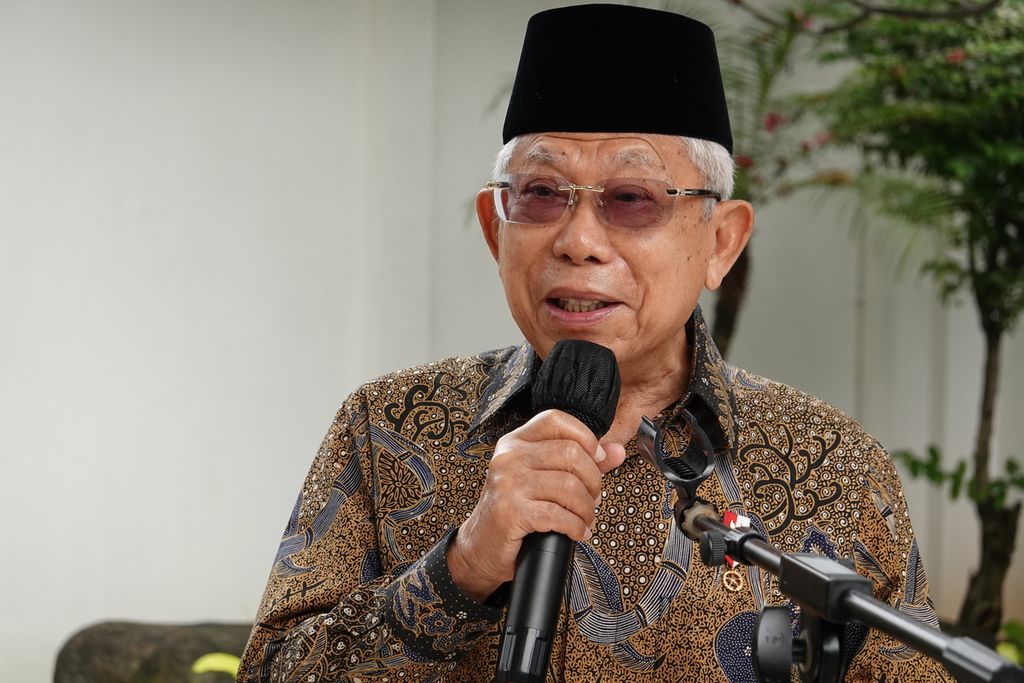 Wakil Presiden Ma'ruf Amin memberikan keterangan pers seusai membuka Peluncuran Beasiswa Santri Baznas sekaligus perayaan Hari Santri, di Istana Wakil Presiden, Jakarta Pusat, Sabtu (22/10/2022).