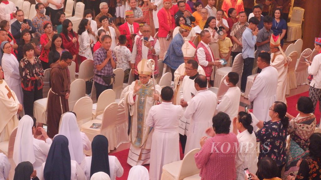 Monsignor Victorius Dwiardy OFMCap gave his first blessing to the people during the consecration celebration of the Bishop of Banjarmasin at Grand Palace Ballroom, Banjarmasin, South Kalimantan, on Saturday (11/4/2023).