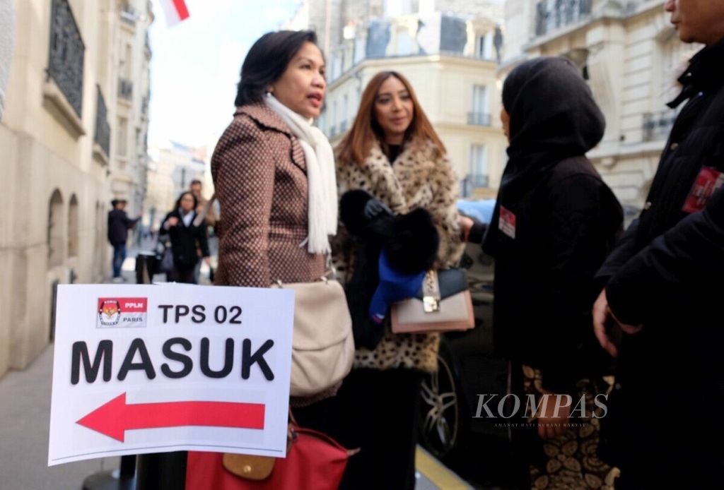 Indonesian citizens lined up to participate in the election at the Indonesian Embassy in Paris, France, on Saturday (13/4/2019). According to the records of the overseas election organizer at the Indonesian Embassy in Paris, there are 2,292 registered permanent voters, with an additional 153 supplementary voters and 101 special voters.