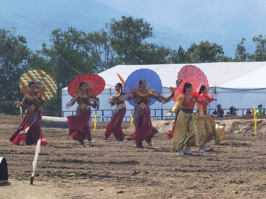 Para penari membawakan pertunjukan kolosal berjudul The Spirit of A Culture saat pembukaan MXGP Lombok di Sirkuit Selaparang, Kota Mataram, Nusa Tenggara Barat, Minggu (2/7/2023). Tari tersebut memperlihatkan kolaborasi dan sinergi berbagai entis di NTB.