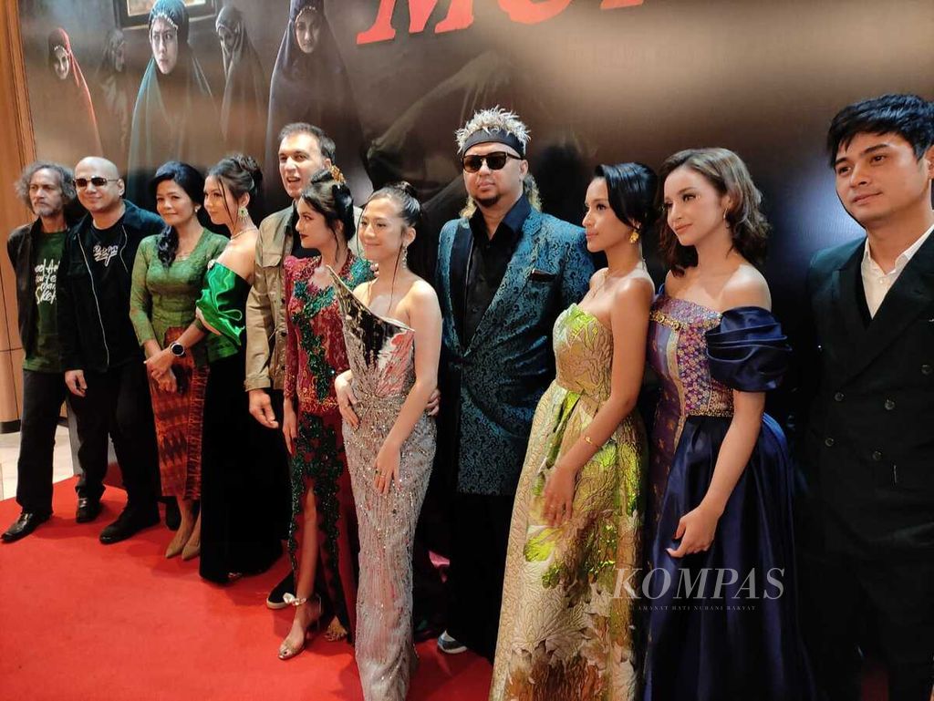 Kerabat kerja <i>Munkar</i> berfoto bersama seusai pemutaran spesial film horor itu di Jakarta, Senin (29/1/2024).