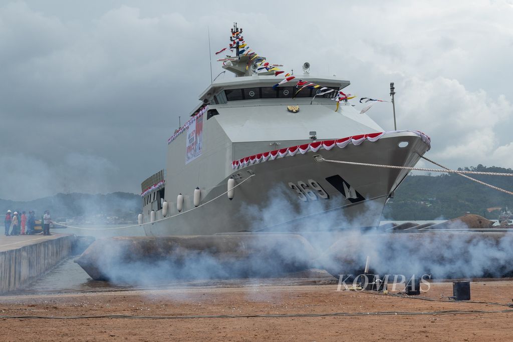 Kapal Republik Indonesia Bung Karno-369 diluncurkan perdana ke laut setelah rampung dibangun di galangan kapal PT Karimun Anugrah Sejati, Batam, Kepulauan Riau, Rabu (19/4/2023). Kapal jenis korvet itu akan mengemban tugas sebagai kapal kepresidenan.
