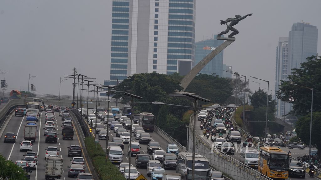 Kepadatan lalu lintas kendaraan di Jalan Gatot Subroto, Jakarta Selatan, Jumat (25/8/2023). Polusi udara di Jabodetabek yang tak kunjung membaik berpotensi membuat masyarakat terjangkit virus influenza. 