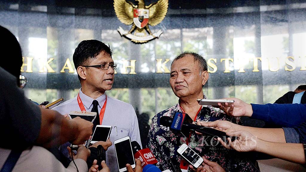 Ketua Komisi Pemberantasan Korupsi Agus Rahardjo (kanan) dan Wakil Ketua KPK Laode M Syarif (kiri) memberikan keterangan seusai mengikuti sidang uji materi penggunaan hak angket DPR terhadap KPK sesuai Pasal 79 Ayat (3) Undang-Undang Nomor 17 Tahun 2014 tentang MPR, DPR, DPD, dan DPRD (UU MD3) di Gedung Mahkamah Konstitusi, Jakarta, Kamis (8/2). 
