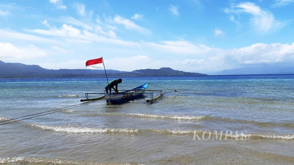 Perahu motor nelayan di Desa Tulehu, Kecamatan Salahutu, Kabupaten Maluku Tengah, Maluku, pada Minggu (28/7/2019) berlabuh di pesisir pantai desa tersebut.