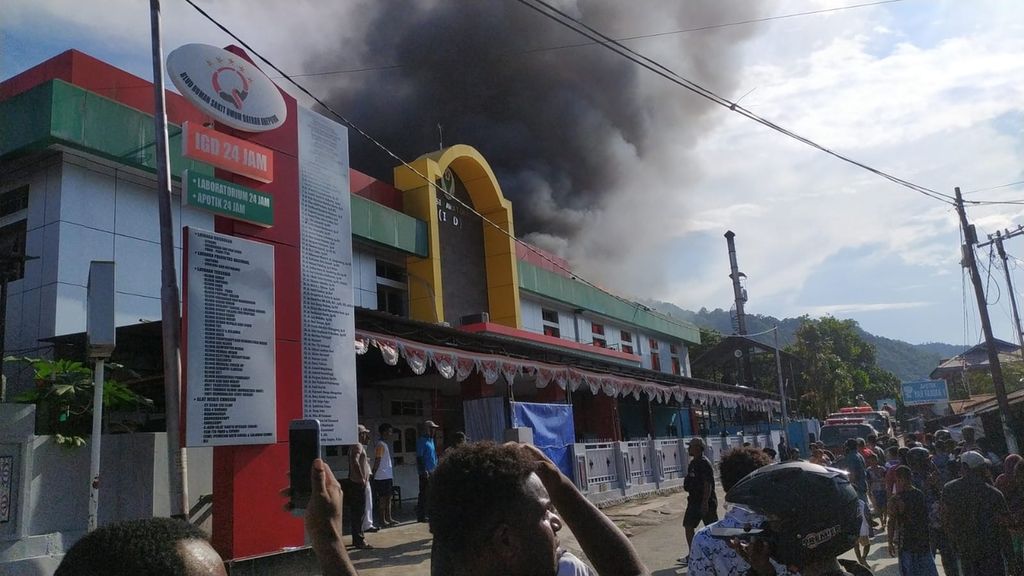 Gudang logistik di RSUD Abepura, Kota Jayapura, Papua, terbakar pada Selasa (9/5/2023) sekitar pukul 15.00 WIT. Diduga pemicu kebakaran karena arus pendek listrik.