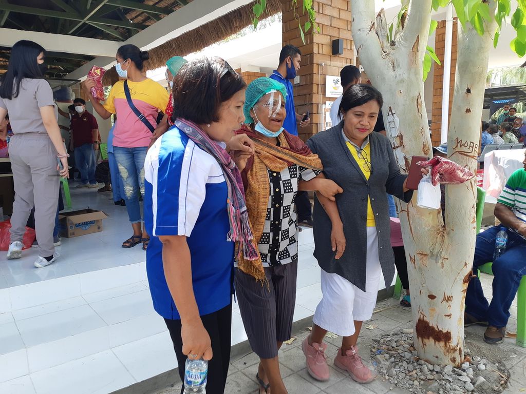 Pasien kembali ke rumah seusai mengikuti operasi katarak di Wini, Kabupaten Timor Tengah Utara, Nusa Tenggara Timur pada Jumat (16/9/2022). Pasien sudah bisa melihat kembali.