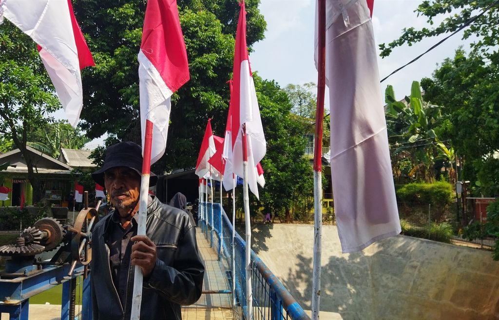 Setelah mengelar pesta rakyat pada Rabu (17/8/2022), warga di Sekitar Situ Parigi, Pondok Aren, Tangerang Selatan, menginisiasi menggelar pemasangan 1.577 tiang bendera di sekeliling Situ Parigi dan membentangkan bendera Merah Putih yang mereka jahit sepanjang 3.522 meter, Kamis (18/8/2022).
