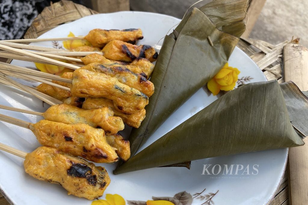 Sate Ikan Tanjung, kuliner khas di Lombok Utara, Nusa Tenggara Barat, seperti terlihat Jumat (29/12/2023). Sate ini dibuat dari ikan segar dengan berbagai bumbu yang mencitapkan rasa lezat saat disantap. 