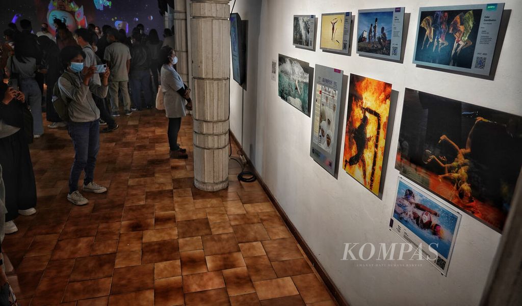 Sejumlah karya foto jurnalistik harian <i>Kompas</i> yang masuk dalam platform <i>non-fungible token</i> (NFT) turut dipamerkan dalam pameran berjudul Meta Art: Merayakan Seni Digital di Bentara Budaya Jakarta, Jumat (3/2/2023). Sejumlah karya seni NFT yang ditampilkan dalam pameran ini merupakan produk NFT dari Bentara Budaya, Kogi. NFT, dan harian<i> Kompas</i>.
