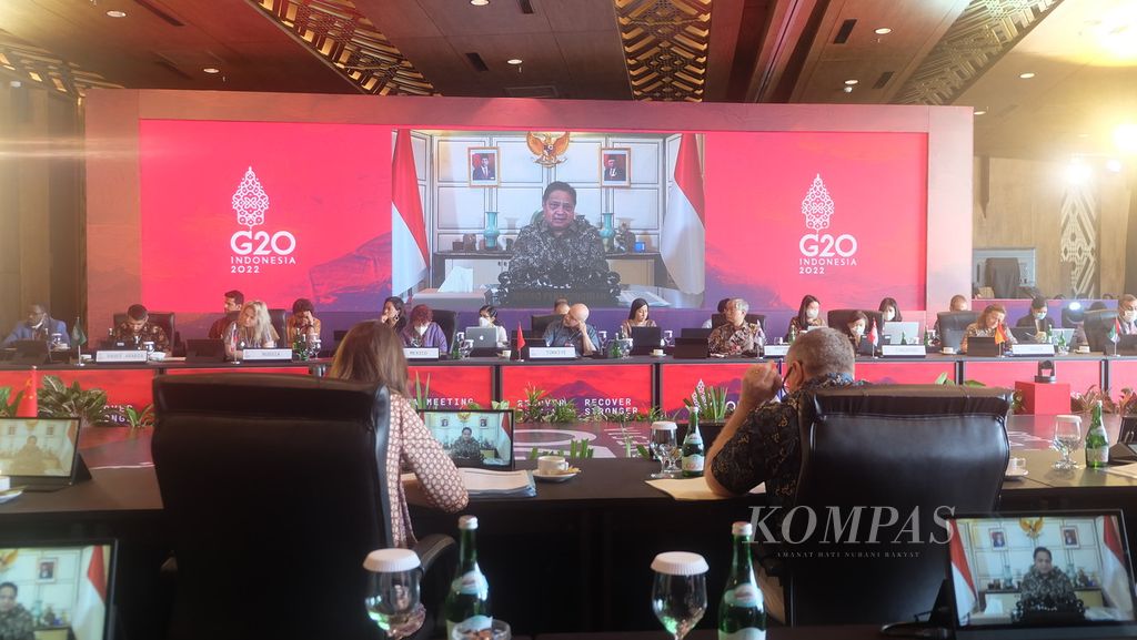 Menteri Koordinator Bidang Perekonomian Airlangga Hartarto menyampaikan kata sambutan pada pembukaan Pertemuan Tingkat Sherpa G20 Ke-2 (The 2nd Sherpa G20 Meeting) di Labuan Bajo, Nusa Tenggara Timur, Minggu (10/7/2022).