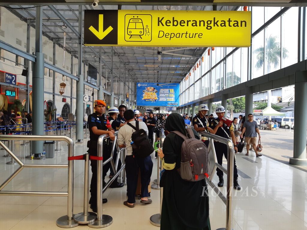 Calon penumpang kereta api memperlihatkan tiket kepada petugas di Stasiun Senen, Jakarta Pusat, Kamis (6/6/2019). 