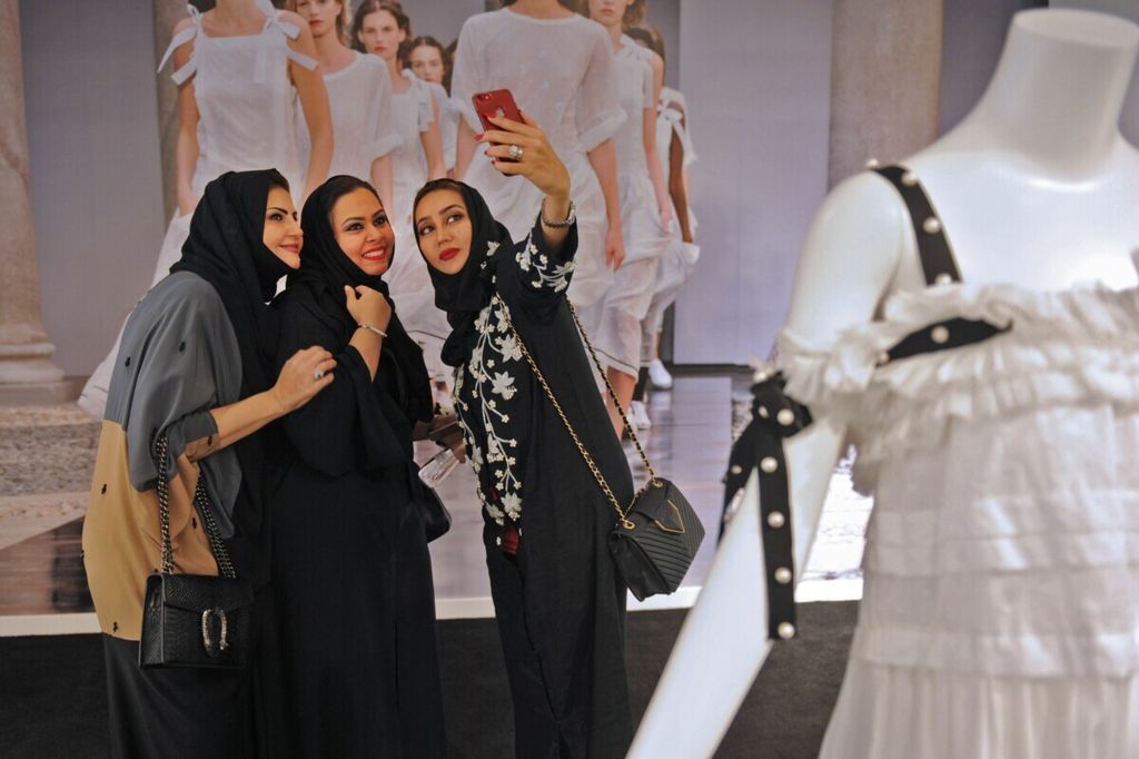 Para perempuan Arab Saudi berswafoto di sebuah butik di Jeddah, Arab Saudi, 28 November 2017. 