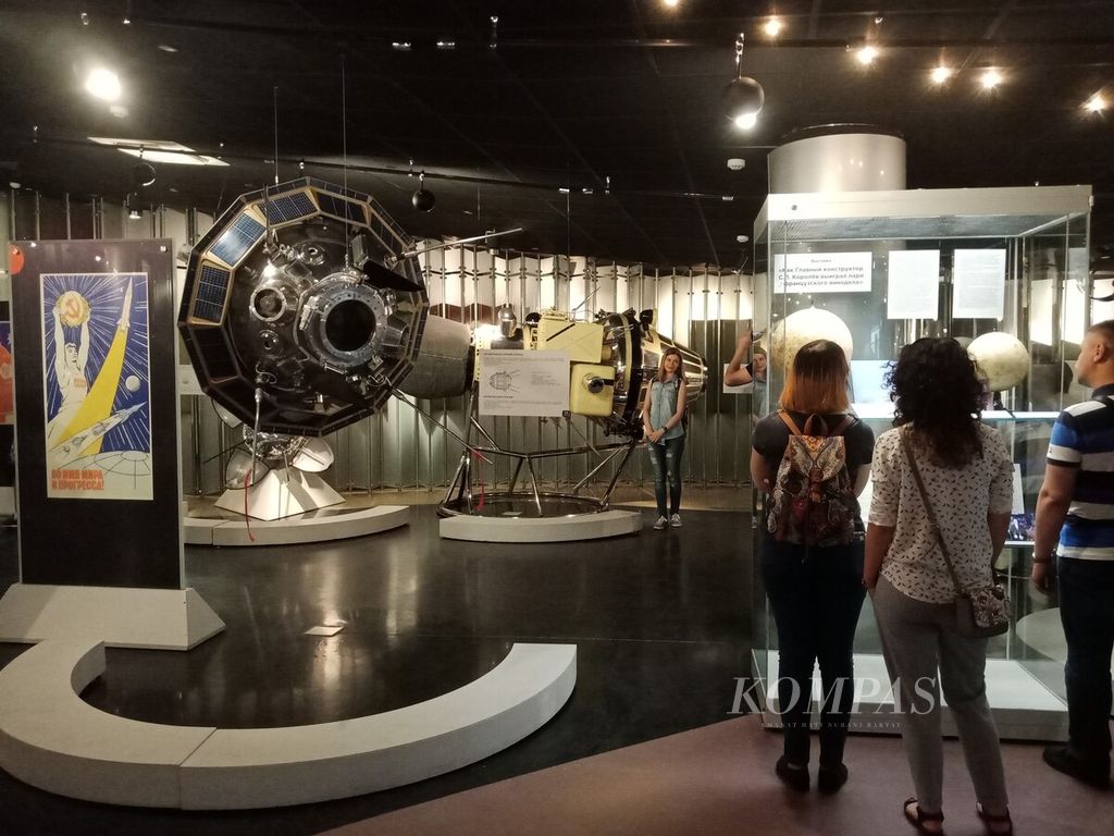 Berbagai wahana antariksa Rusia, seperti Sputnik-1, satelit pertama di dunia yang mengorbit di luar angkasa, dipamerkan di Museum Antariksa Rusia.