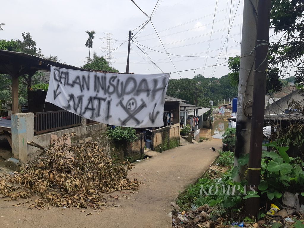 Sebuah spanduk dibentangkan di Jalan Bulak Barat, Kecamatan Cipayung, Kota Depok Jawa Barat, oleh warga setempat, Senin (29/4/2024). 