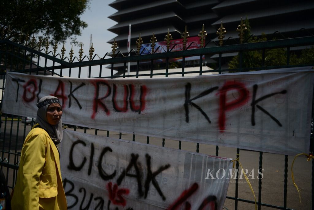 Spanduk berisi penolakan revisi UU Komisi Pemberantasan Korupsi (KPK) ditempelkan di pagar Kantor DPRD Jawa Tengah, Kota Semarang, Selasa (17/9/2019). Mereka menolak revisi UU KPK yang dianggap tidak mendukung gerakan pemberantasan korupsi.